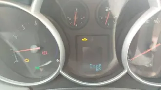 Chevrolet Cruze 2014 года выпуска, белого цвета. VIN: XUUJF35E9E0001495, ПТС: 33РВ 617196, государственный номер: К742НН53. Производитель: ЗАО АВТОТОР МЕНЕДЖМЕНТ (Россия). Модель двигателя: F16D4, бензиновый, номер: 140690010, мощность 124 л.с. (91 кВт), объем 1598 куб. см. Номер кузова…