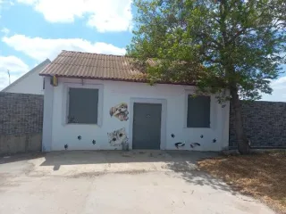 Нежилое здание 59.3 м², Республика Крым, Ленинский район, село Приозерное, улица Школьная, здание 125Б. Кадастровый номер 90:07:230101:84. Общая площадь 59.3 м², один этаж, подземных этажей нет. Материал наружных стен — из прочих материалов. Назначение — нежилое. Год ввода в эксплуатацию не указан…