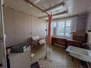 Нежилое здание площадью 88,5 кв. м и земельный участок площадью 867+/-10 кв.м. по адресу: Нижегородская область, г. Арзамас, микрорайон Кирилловский, линия 17-я, д. 1. Кадастровые номера: 52:40:0404001:2993 (здание), 52:40:0404001:2633 (земельный участок). Назначение здания: нежилое, 1 этаж…