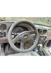 Шевроле Трейлблейзер 2005 года, черный. VIN: X4XDT13S050000611. Госномер: С107НУ750. Двигатель бензиновый, модель LL8, объем 4.2 л (4157 куб. см), мощность 273 л.с. Пробег 300000 км. Коробка передач — автоматическая (АКПП), привод полный. ПТС 77 НС 179007. Максимальная масса 2608 кг, снаряженная…