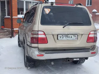 Toyota Land Cruiser 100 2005 года выпуска. VIN кузова: JTEHT05J252076211. Ознакомление с автомобилем осуществляется по месту его нахождения. Дату и время осмотра необходимо предварительно согласовать по телефону: +79248631111.