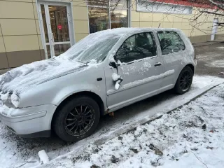 Volkswagen Golf 2001, модель: Golf, год выпуска: 2001, цвет: Серебристый, VIN: WVWZZZ1JZ1W695019, вид собственности: индивидуальная. Особенности тех. состояния: сломано левое боковое зеркало, битое правое крыло, коррозия колесных арок.