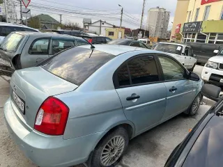 Hyundai Verna 2006 года, цвет светло-голубой. VIN: NLHCM41AP7Z035184, ПТС: 77ХА253194, госномер В326МС82. Производство Турция. Бензиновый двигатель 1.4 л (1399 см³) мощностью 97 л.с. Максимальная масса 1600 кг, снаряженная масса 1155 кг.