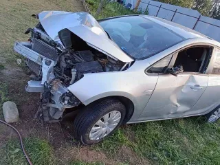 Opel Astra 2014 года, серебристый металлик. VIN: XUFPD6DD7E3040527, госномер М728УВ32. Двигатель бензиновый, 1.6 л (1598 куб. см), мощность 116 л.с., экологический класс 5. ПТС 78 ОЕ 399406. Максимальная масса 1940 кг, снаряженная масса 1443 кг.