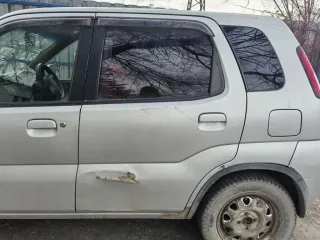 Suzuki Swift 2002 года выпуска, номер кузова НТ518723274, госномер Н604КВ125. Возможны ограничения на регистрационные действия. Техническое состояние: повреждения кузова и боковых зеркал, дверь багажника не открывается, требуется ремонт боковой рейки, не все лампочки (индикаторы) в рабочем…