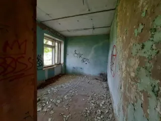 Административное здание площадью 272,8 кв. м и земельный участок площадью 1200 кв. м. Кадастровый номер здания: 52:54:1200002:1083. Кадастровый номер земельного участка: 52:54:1200002:375. Адрес: Нижегородская область, Вознесенский район, рабочий поселок Вознесенское, улица Набережная, д. 1/1.