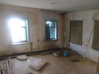 жилое ветхое  здание площадью 27,5 кв.м. земельный участок 1724 кв. м расположенные по адресу Краснодарский край Абинский район Ст. Мингрельская ул Линейная 63