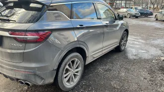 Автомобиль Geely Coolray 2023 года выпуска, тип транспортного средства: легковой комби (хэтчбек). Цвет кузова: серый. Экологический класс: пятый. VIN: Y4K8622Z6PB930995. Имущество находится в залоге.