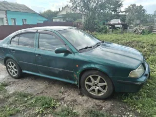 Skoda Octavia 1998 года, зеленый. VIN: TMBZZZ1U8X2198800, ПТС: 71OM503011, госномер: К079СА71. Изготовитель: Чехия. Двигатель: бензиновый, модель 180 (110.3), объем 1781 см³, экологический класс нулевой. Максимальная масса 1810 кг, масса без нагрузки 1295 кг.