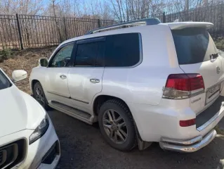 Lexus LX 570, 2013 г.в., VIN JTJHY00W404139599, цвет: белый.