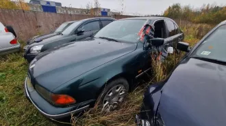 Автомобиль марки BMW 520i, 1999 г.в., VIN WBADM11010GP11463, рег. №GDD637. Имеются повреждения: одно зеркало сломано, дверь водителя оклеена черной пленкой (стекло отсутствует), имеется вмятина на задней двери, колеса спущены, по всему кузову потертости и сколы, ключи отсутствуют. Имущество…