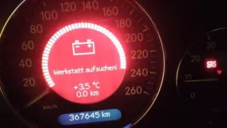 Mercedes-Benz E-200 Kompressor, 2003 года выпуска, VIN WDB2110421A238489, белый, бензиновый двигатель 1.8 л (163 л.с.), госномер T9I9EK09 (не на ходу).