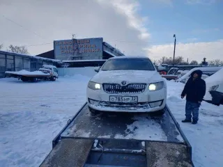 Skoda Octavia 2013 года выпуска, VIN XW8AC4NE8EH016970. Цвет белый, госномер О785НР32. Автомобиль в залоге. Не на ходу: не работает коробка передач, двигатель заводится. Состояние кузова требует покраски, имеются повреждения стоп-сигналов, множество сколов и царапин.