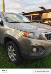 Kia Sorento, 2011 года, 174 лс, 217932 км, полный привод, АКПП. Транспортное средство – легковой автомобиль, марка/модель – Kia Sorento, год выпуска – 2011, VIN – XWEKU811DC0001986. ВНИМАНИЕ!!! Требуется ремонт (салон машины горел, замкнуло проводку переднего сидения (восстановлена, но есть еще…