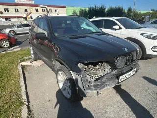 BMW X5 2006 года, черный, 231 л.с., пробег 380000 км, полный привод, АКПП, VIN: 5UXFA13536LY27842. Требуется ремонт КПП и двигателя, отсутствует передний бампер, черный выхлоп, автомобиль не на ходу.