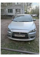 Mitsubishi Lancer, 2012 года, 117 л.с., 217000 км, АКПП. Транспортное средство Mitsubishi Lancer, VIN JMBSRCY1ACU005564, год выпуска 2012. На левом переднем крыле небольшая вмятина. По правой передней стороне: помят капот, крыло, бампер и колесо. Автомобиль заводится, но ход не проверялся. Возможно…