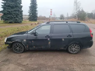 LADA Priora 2011 года, VIN XTA217130B0061645. Автомобиль находится в залоге у ПАО «Совкомбанк».