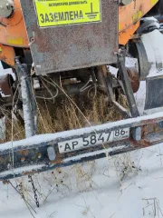 Нефаз 96742-03 2010 года, полуприцеп-цистерна оранжевого цвета. VIN: X1F96742BA0001118, госномер: АР584786. Имеет множественные сколы, местами коррозию, отсутствуют все колесные диски и резина.