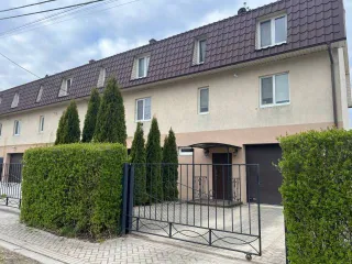 Эллинг 180 кв.м в Калининградской области на территории ВМК "Сокол", номер 288. Кадастровый номер: 39:18:010029:260. Здание нежилое, состоит из двух равных долей по 1/2.