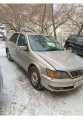 Toyota Vista 1999 года, серая. ПТС 22Р8604217, госномер У912ХО22. Японский производитель. Бензиновый двигатель объемом 1794 см³, мощность 130 л.с. Разрешенная максимальная масса 1610 кг, масса без нагрузки 1210 кг.