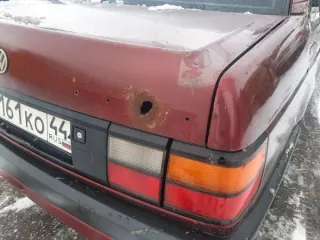 Автомобиль Volkswagen Passat, 1991 г.в., г/н М161КО44, VIN WVWZZZ31ZME090582 (Реализация по прямому назначению). Цвет красный, глубокая коррозия металла, в том числе и сквозная , в области колесных арок, порогов, понизу всех дверей, на двери багажника, на заднем левом крыле (в области задней левой…