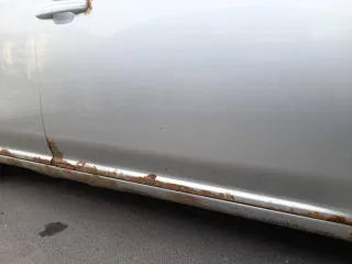Geely GC6, 2014 года, 94 лс, 397464 км, легковой автомобиль, VIN X9W8624SGED000795, марка: Geely GC6, год изготовления: 2014, мощность двигателя, л. с. (кВт): 94, цвет: серебристый, вид собственности: индивидуальная, пробег 397464. На кузове невооруженным глазом видны следы коррозии.