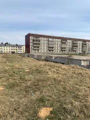 Жилой дом 780.7 кв.м, участок 4530 кв.м, Ленинградская область. Объект незавершенного строительства (жилой трехэтажный многоквартирный дом) с земельным участком 4 530 кв.м. Степень готовности 5%, площадь застройки 780,7 кв.м. Расположен по адресу: Ленинградская область, Волховский район, г…