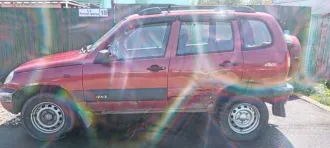 Chevrolet Niva 2008 года выпуска, модель 212300. VIN: X9L21230080249645. Двигатель: 2123 0261285, бензиновый, мощность 79.6 л.с. Цвет: ярко-красный металлик. Состояние удовлетворительное: повреждена левая задняя дверь, не работает кондиционер, имеются сколы и ржавчина.
