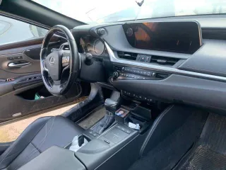 Lexus ES 2018 года выпуска, VIN: JTHB11B1302004841.