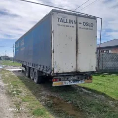 Полуприцеп KRONE SDP27, 2005 года выпуска, VIN: WKESDP2705123774. Сведения об арестах отсутствуют, так как сайт ГИБДД не работает. Бремя снятия арестов ложится на покупателя.