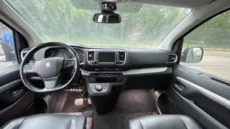 Легковой Peugeot Traveller, VIN-Z8TVEAHXVJM009923, 2018 г. в., цвет – черный. Т/с не исправно, отсутствуют пассажирские сиденья, а также есть иные недочеты описанные в отчете об оценки.