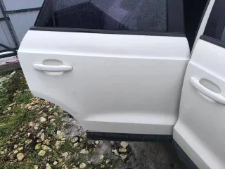 Audi Q3 2012 года, 211 л.с., пробег 275 004 км, полный привод, автоматическая коробка передач. VIN: WAUZZZ8U2CR042451. Автомобиль на ходу. Гул заднего ступичного подшипника (новый подшипник в комплекте). Имеются мелкие сколы и царапины по кузову.