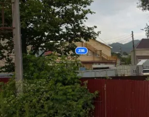 Жилой дом 23Б, ул. Котиковая, Южно-Сахалинск, Сахалинская обл. Кадастровый номер дома: 65:01:0310004:693; земельный участок, кадастровый номер: 65:01:0310004:11.