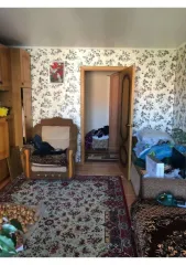 1/4 доля квартиры 65.6 кв.м., жилое помещение, адрес: Россия, Калужская обл., г. Калуга, ул. Хрустальная, д. 8, кв. 21, кадастровый номер 40:26:000239:382. Находится в общей долевой собственности. Сделка подлежит регистрации у нотариуса.