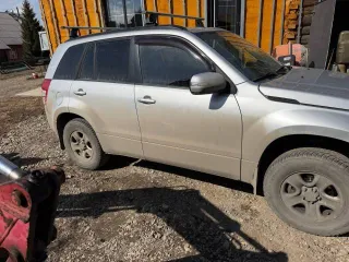 Suzuki Grand Vitara, 2008 года, 140 лс, 325000 км, полный привод, АКПП, легковой универсал, категория В, VIN: JSAJTD54V00504434, кузов №: JSAJTD54V00504434, цвет серебристый, двигатель неисправен, коробка передач и двигатель сняты с автомобиля, находятся рядом, по кузову очаги ржавчины, царапины…