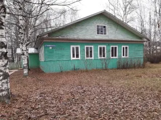 Здание 237,5 кв.м и земельный участок 3293 кв.м в Вологодской области. Бывший дом детского творчества, нежилое. Кадастровый номер здания: 35:17:0505001:361. Адрес: Вологодская область, Кичменгско-Городецкий муниципальный район, с. Кичменгский Городок, ул. Дошкольная, д. б/н, площадь 237,5 кв.м…