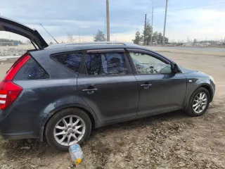 Kia Ceed, 2009 года, 122 лс, 262067 км, АКПП, vin XWEFF522390006537, СТС, ПТС и два ключа (один из них сломан), залог — нет, пробег 262к, по кузову очень много косяков, вмятин сколов и царапин, ржавое и дырявое и еще помятое левое крыло, ремонтировали левую сторону после дтп сделали плохо краска…
