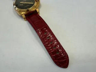 Panerai Luminar Marina 1950 3 Days ref. PAM00393 Наручные часы «Panerai Luminor Marina 1950 З Days ref. РАМ00З9З»», корпус круглый, из металла золотистого цвета, ремешок из материала красного цвета с замком из металла золотистого цвета. На оборотной стороне штампованная надпись «OFFICINE PANERA»…