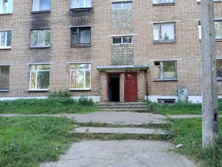 Доля 1/3 в комнате 18,2 м² по адресу: Россия, Республика Коми, г. Сыктывкар, пгт. Краснозатонский, ул. Ломоносова, дом 50, комната 125, кадастровый номер: 11:05:0401011:1118. В ЕГРН имеется непогашенная ипотека в пользу физического лица; возможна регистрация несовершеннолетних.