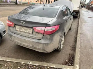 Киа Рио 2014 года, VIN Z94CB41ABFR242235, госномер Н807МЕ71. Объем двигателя 1396 см³, мощность 107 л.с. Цвет кузова темно-серый.