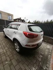 KIA Sportage. VIN: XWEPC811AD0008214. Категория B. 2012 год. Кузов: XWEPC811AD0008214. Цвет: белый. Свидетельство о регистрации ТС 61 03 172770. Госномер: A988РХ161. Пробег: 334064 км. Залогодержатель: ООО "ПКО" "НБК" (АО).