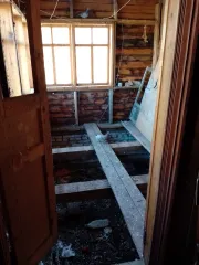 Дом 30.8 кв.м, участок 1200 кв.м, Курганская обл., Звериноголовский район, с. Круглое, ул. Озерная, дом 13. Дом частично разрушен, требует ремонтных работ. Кадастровый номер дома: 45:05:010801:1029, участка: 45:05:010801:973.