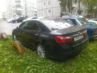 Toyota Camry, 2013 Транспортное средство Toyota Camry, 2013 года выпуска, цвет - черный металлик, VIN XW7BF4FK10S044321, государственный номер О945ХХ29. Состояние ТС: повреждения ЛКП на капоте, трещина и повреждения на переднем бампере, повреждения передней левой двери и заднего левого крыла. 1…