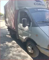 ГАЗ 330210 1999 г.в., VIN X6T330210X0002246. Штатный двигатель транспортного средства отсутствует: вследствие разрушения шатуна произошёл выход из строя блока цилиндров, после чего двигатель был демонтирован и утилизирован как металлолом. Впоследствии на автомобиль был установлен двигатель иной…