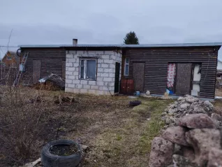 Земельный участок площадью 1169 +/- 12 кв.м., размер доли: 1/2 кадастровый номер: 62:27:0011107:10 и расположенный на нем 
Жилой дом площадью 73.3 кв.м. размер доли: 1/2 кадастровый номер: 62:27:0011107:64 Находится в долевой собственности
По адресу: обл. Рязанская, г. Сасово, Малышева, д. 24