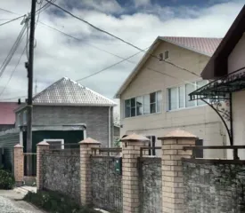 Жилой дом 23Б, ул. Котиковая, Южно-Сахалинск, Сахалинская обл. Кадастровый номер дома: 65:01:0310004:693; земельный участок, кадастровый номер: 65:01:0310004:11.