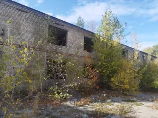 Нежилое здание (здание мастерских) площадью 432,2 кв.м, кадастровый номер 31:06:0329003:563. Местоположение: Белгородская область, г. Старый Оскол, тер. Юго-западный промрайон, пл-ка Базовая проезд-1, №15.