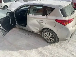 Toyota Auris, 2013 года, 132 лс, 67000 км, АКПП. Легковой автомобиль, марка: ТОЙОТА, модель: АУРИС, год изготовления: 2013, цвет: СЕРЕБРИСТЫЙ, разрешенная максимальная масса: 1805 кг, масса без нагрузки: 1220 кг, VIN: SB1ME3JE30E010608, ПТС: 78УТ264082, г/н: Т797КУ750.