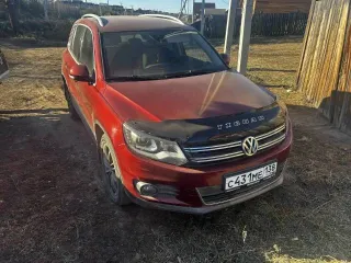 Volkswagen Tiguan 2014 года выпуска. VIN: XW8ZZZ5NZEG113455. Двигатель №: CAW 193325. Цвет: вишнево-красный.