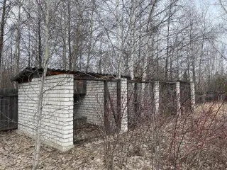 Земельный участок площадью 2460 кв.м, кадастровый номер 72:17:1603001:9, расположенный по адресу: Тюменская область, Тюменский район, деревня Железный Перебор, улица Лесная, дом 1, участок 36. На участке расположены объекты недвижимости: питомник для собак, котельная, сторожка, клетки для собак…